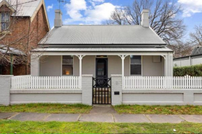 Wattledale Goulburn Settlers Cottage Old but New